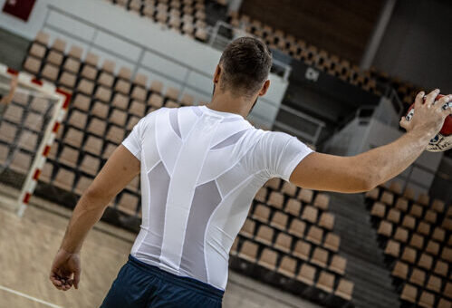 Mand i posture shirt der spiller håndbold