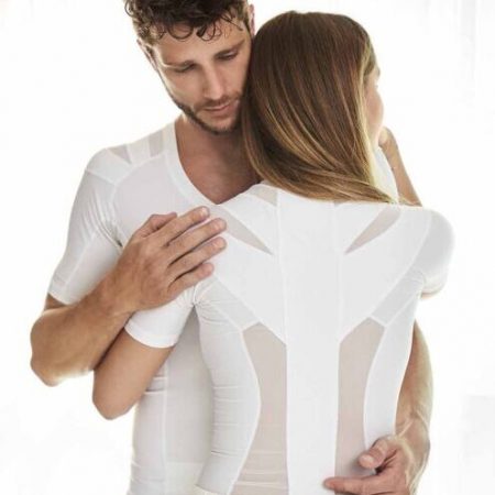 mand og kvinde krammer i Anodyne tøj
